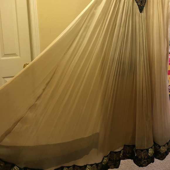 Maxi - Picture 3 of 4